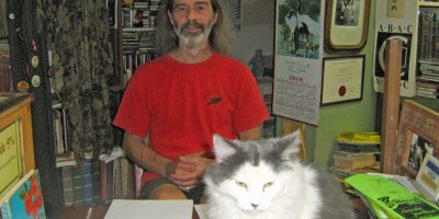 Richard Gingras et le chat de la librairie